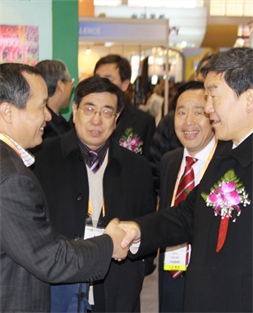 周慶鋒董事長向農(nóng)業(yè)部牛盾副部長匯報(bào)馬鈴薯產(chǎn)業(yè)發(fā)展情況