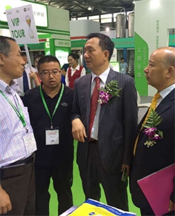 陪同中國淀粉工業(yè)協(xié)會(huì)會(huì)長佟毅、秘書長魏旭明參觀上海國際淀粉及淀粉衍生物展覽會(huì)